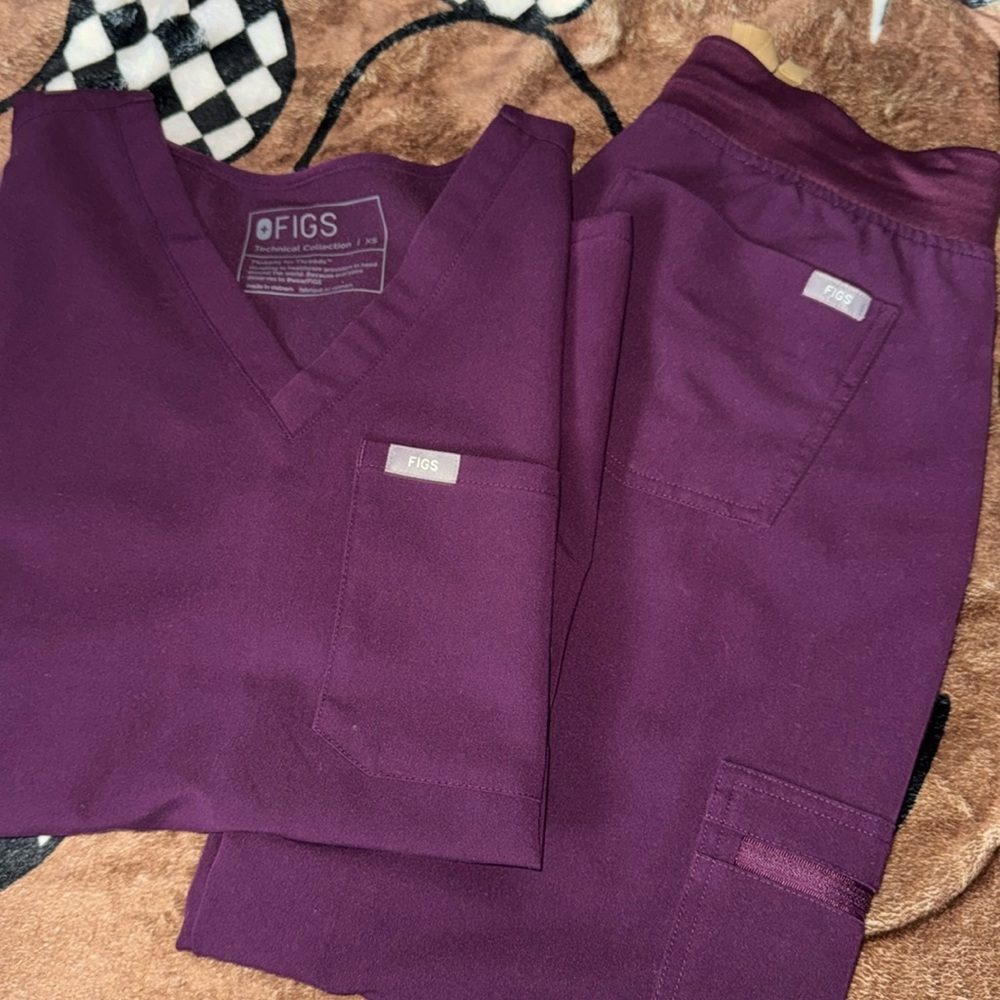 FIGS scrub set: Catarina top: XS / Zamora Joggers: Petite XS